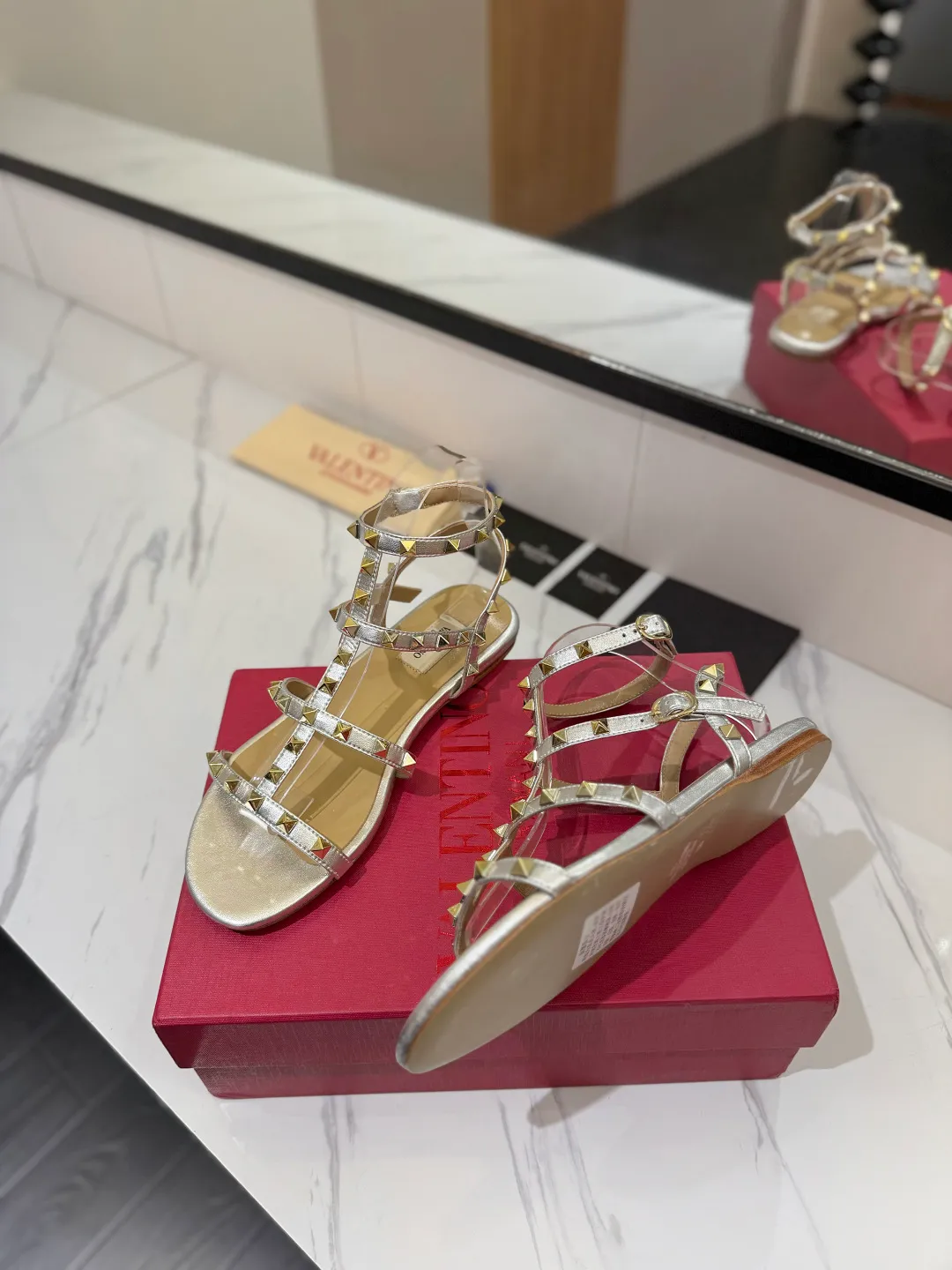 👟👟Ex-factory price 520👟👟 Valentino/Valentino rivet VT classic ankle-wrap rivet sandals, timeless 🆕 deeply rooted in people's hearts❤️A must-have item that never goes out of style🫰top replica! The side curves are perfect, the original molded custom-made rust-free rivets, and the textured hardware bring out a full sense of high-end, giving you a genuine foot feel! The first choice for high-end customers❤️ [Material] Upper: Original imported customized cowhide Inner lining: Original imported goatskin Outsole: Imported pearlescent leather outsole Code number: 35-39 [34, 40, 41, 42 are custom-made and cannot be returned or exchanged]